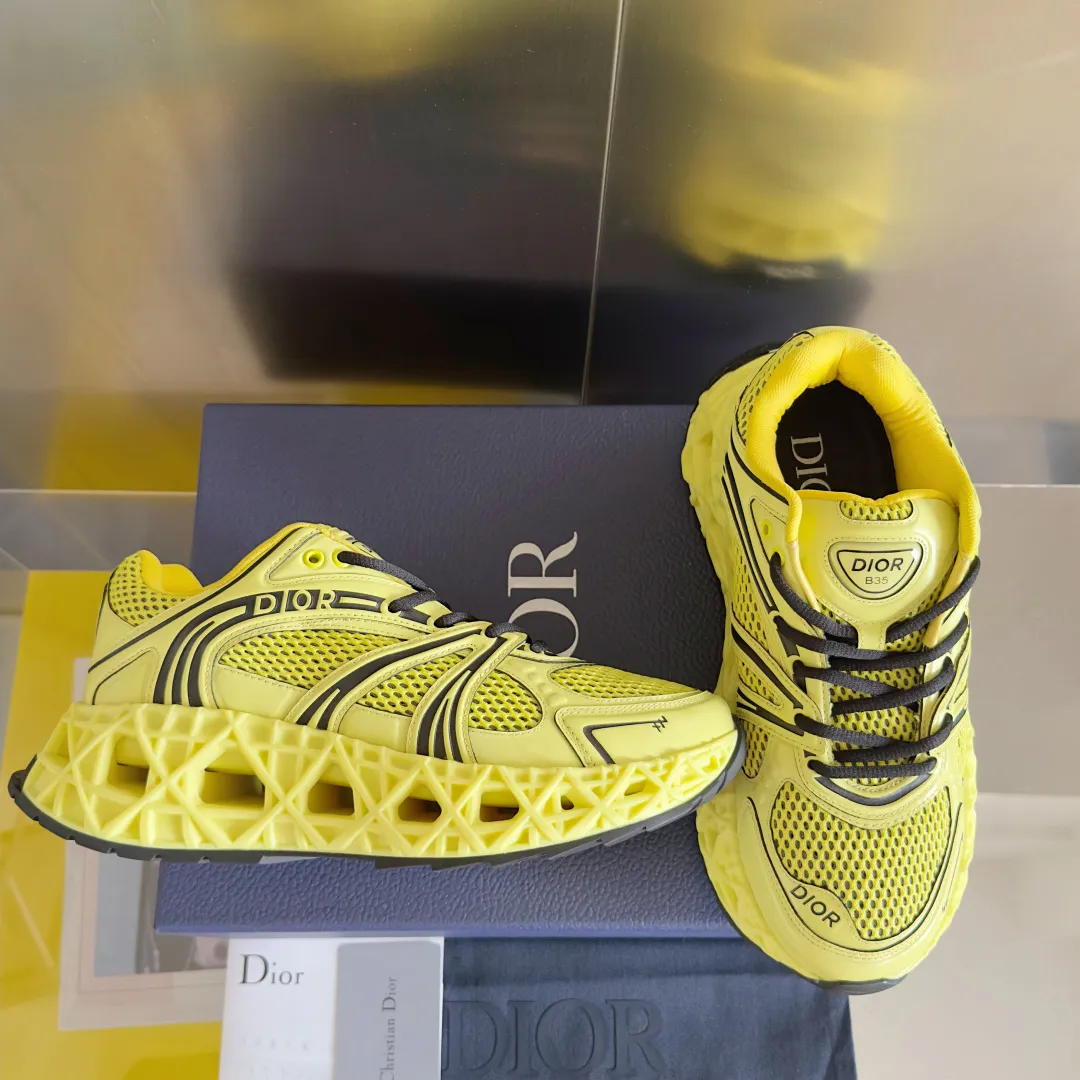【DIOR】P:800💰 Men's 39-44. (Male 45.46 custom-made) Dior kawa Dior joint 2025ss casual sports shoes‼ ️ Reinterpret running shoes with dior’s haute couture style. b35 is made of fine-textured leather and mesh fabric materials. It can be worn in all seasons, is comfortable and breathable, and has many lines on the shoe body to outline details. It has a full retro three-dimensional feel and can create a casual look all year round!